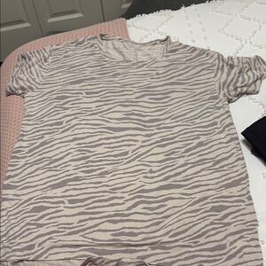 American Eagle Outfitters Zebra Pattern Tee in Gray and Cream
size XS can fit Sm